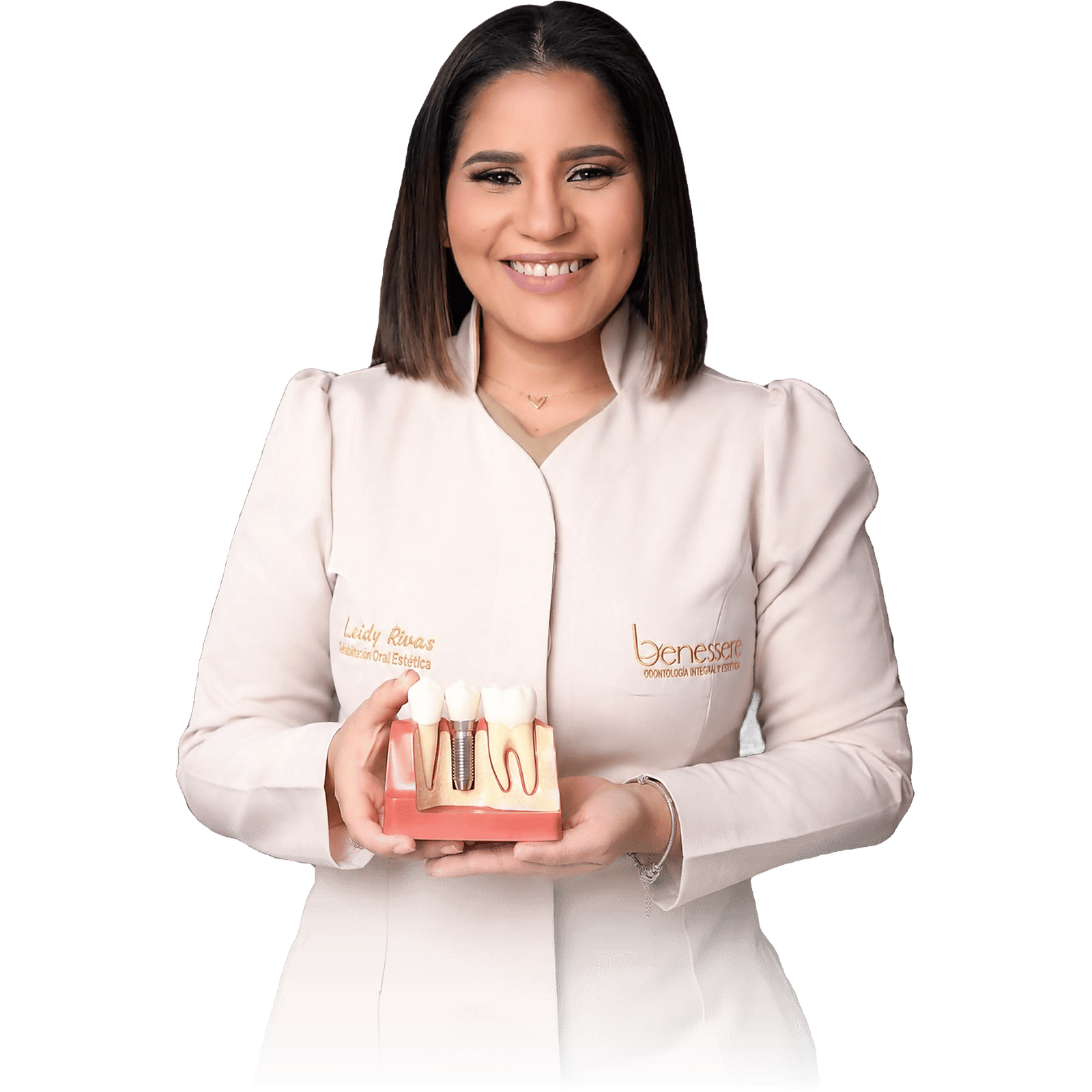 La Dra. Leidy Rivas, fundadora de Benessere Clinic, sosteniendo un modelo de implante dental