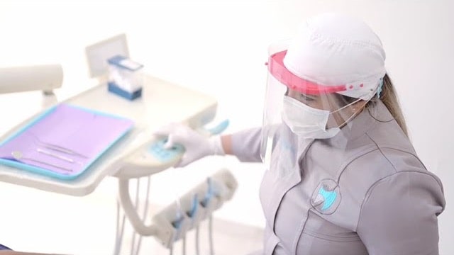 Odontóloga de Benessere Clinic preparando el equipo en el consultorio