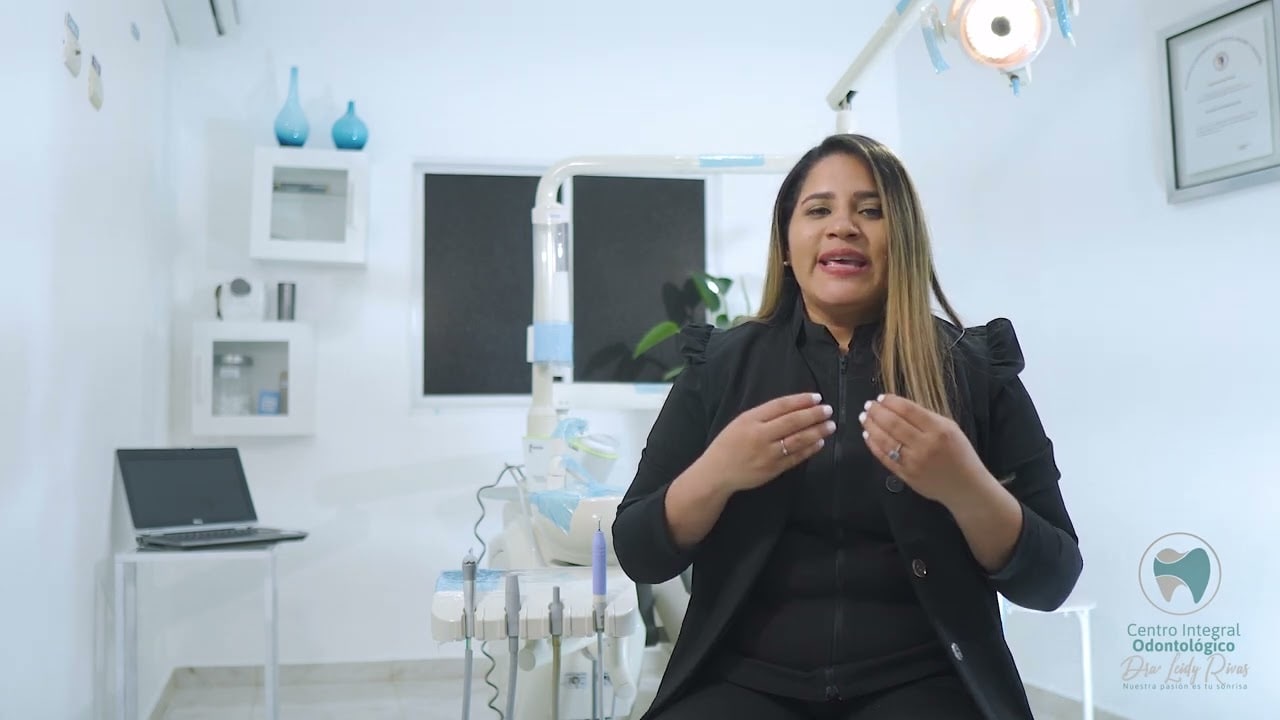 La Dra. Leidy Rivas hablando a cámara en el consultorio de la clínica